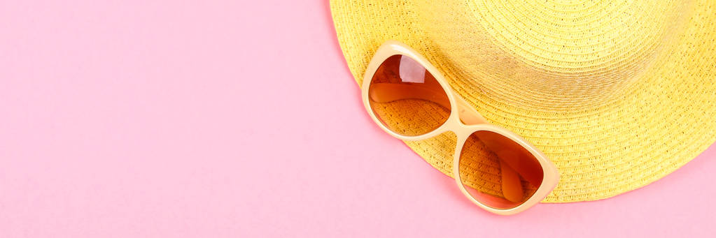 Καπέλο, γυαλιά ηλίου σε παστέλ ροζ, μωβ φόντο - Φωτογραφία, εικόνα
