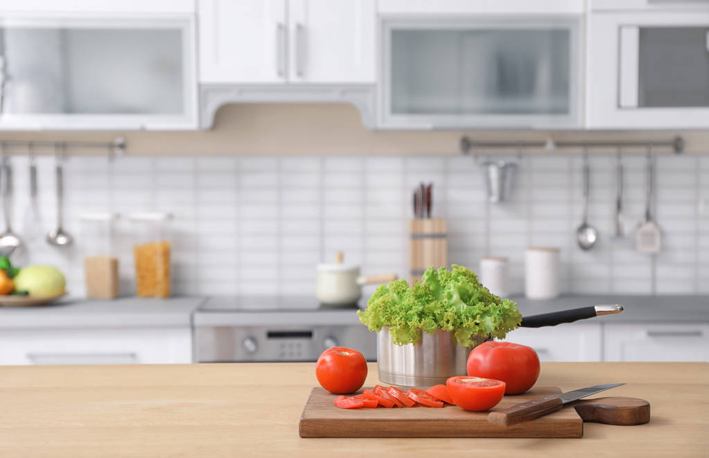 Čerstvá zelenina a rozmazané pohled interiér kuchyně na pozadí - Fotografie, Obrázek