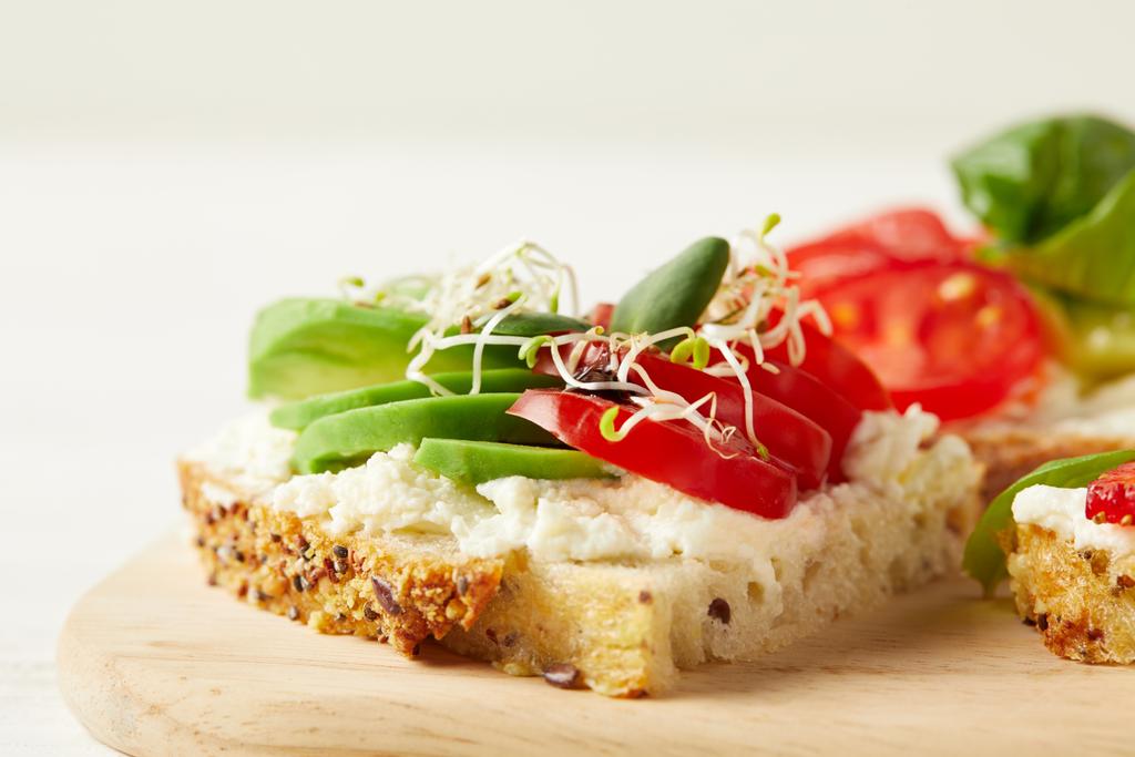 lähikuva kuva herkullinen voileipä avokado, tomaatti ja herne versoja
 - Valokuva, kuva