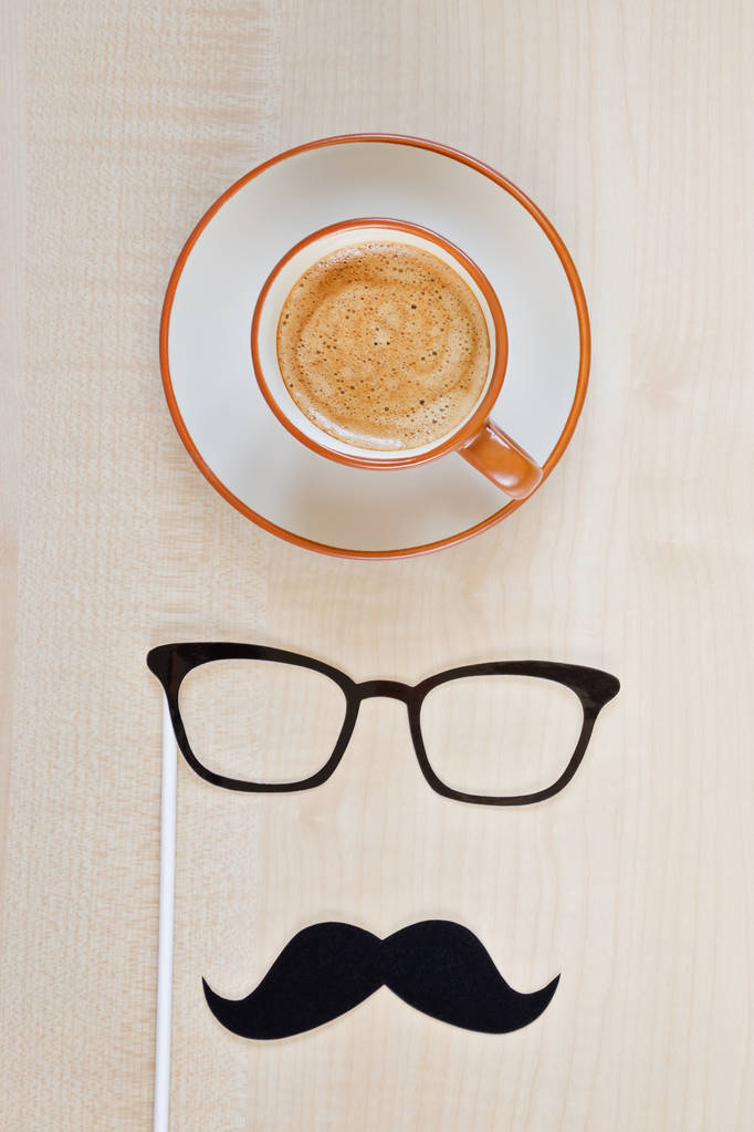 Schnurrbart, Gläser und Kaffeetasse auf Holzgrund. glücklicher Vatertag Hintergrund. Kopierraum für die Beschriftung. Grußkarte - Foto, Bild