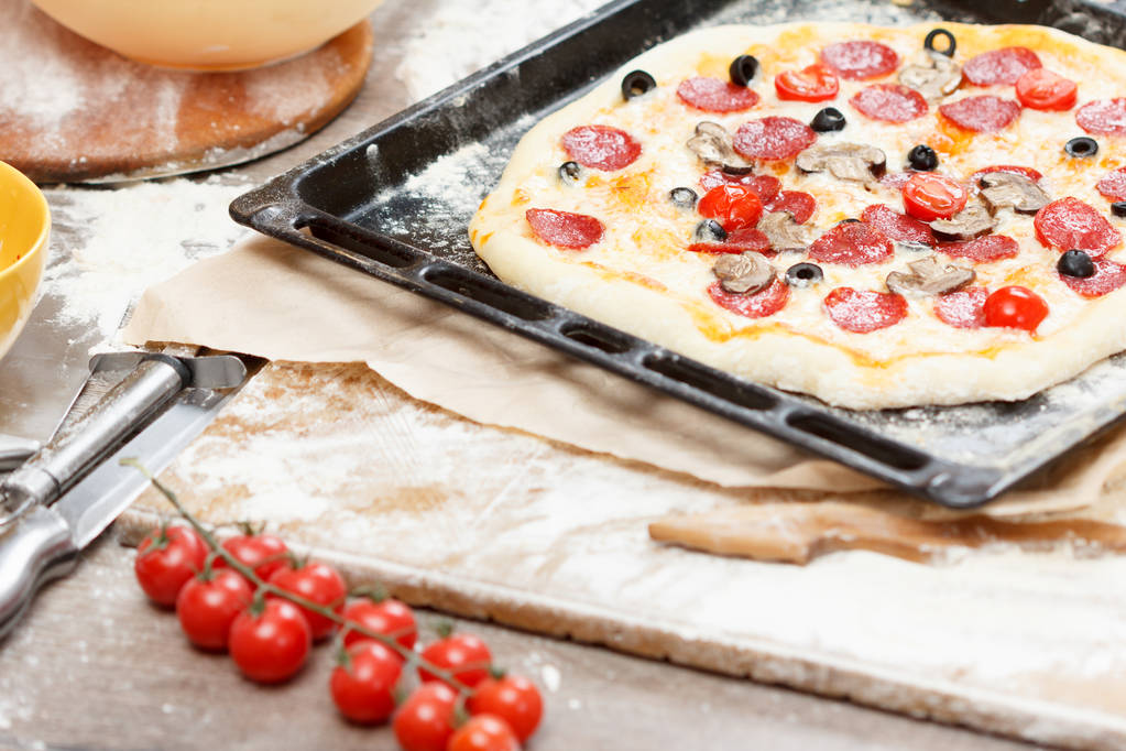 Pyszne sery świeże pieczone z pieca obok składników pełne najwyższego pizza - Zdjęcie, obraz