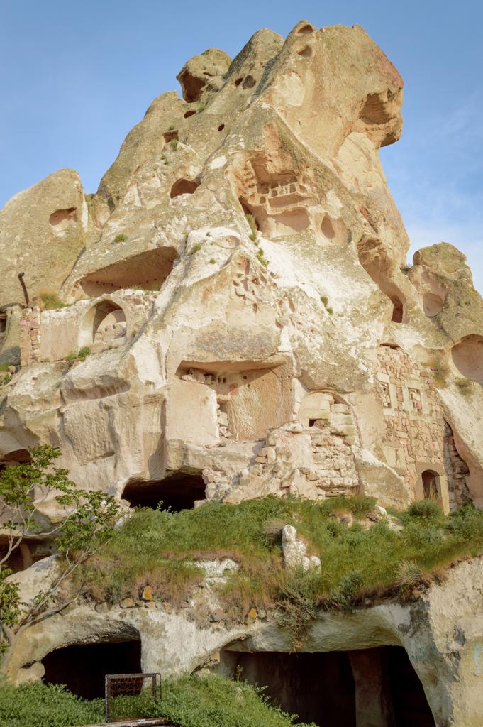 vista de baixo ângulo de antigas moradias em cavernas no Parque Nacional Goreme, Capadócia, Turquia
 - Foto, Imagem
