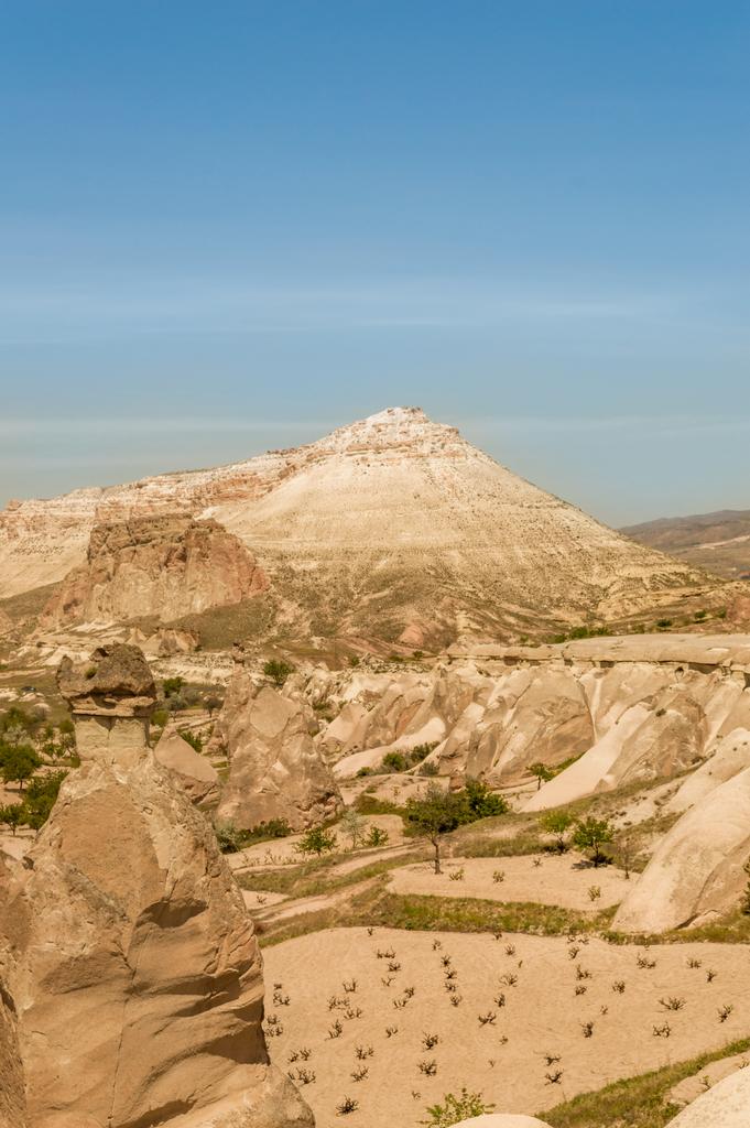 фронтальний вид гори в долині під Синє небо, Каппадокії - Фото, зображення