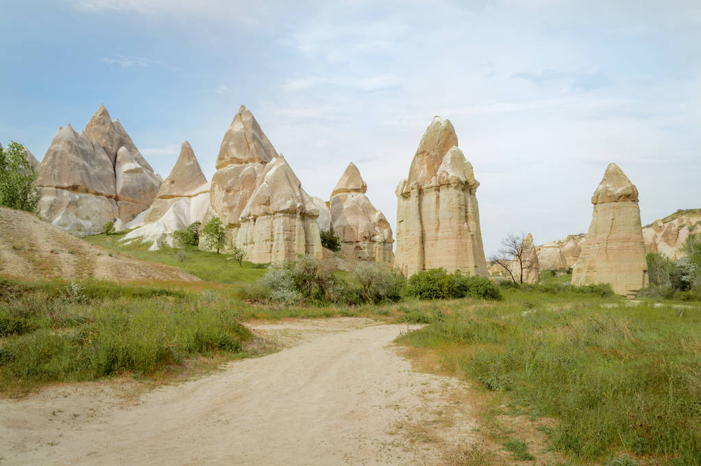 vista frontal das famosas chaminés de fadas no vale, Capadócia, Turquia
  - Foto, Imagem