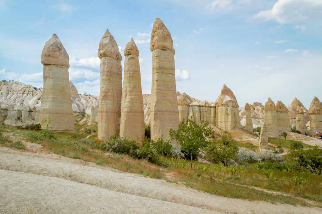 vista panorâmica das chaminés de fadas e montanhas no vale, Capadócia, Turquia
  - Foto, Imagem