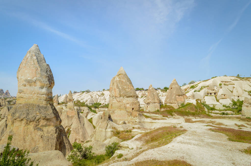 vista panorâmica das formações de pedra no vale sob o céu azul, Capadócia, Turquia
 - Foto, Imagem