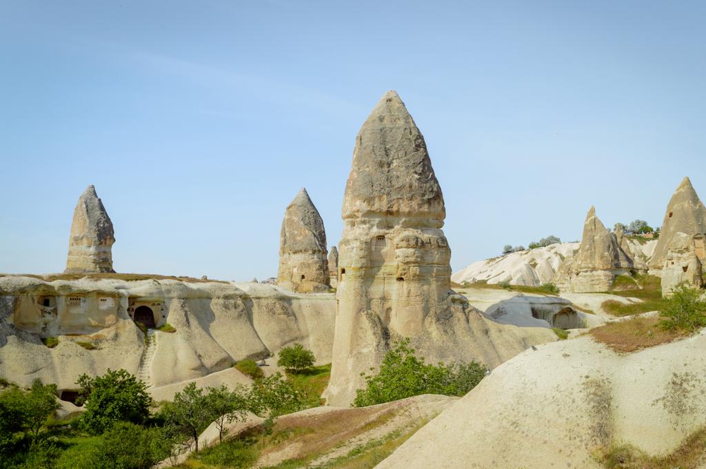 vista frontal da antiga caverna e chaminés de fadas no vale da Capadócia, Turquia
 - Foto, Imagem