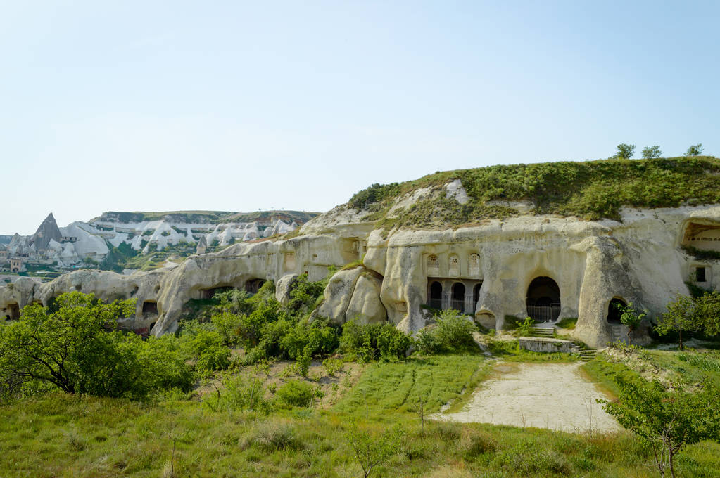 старые пещерные жилища в долине под голубым небом, Каппадокия, Турция
 - Фото, изображение