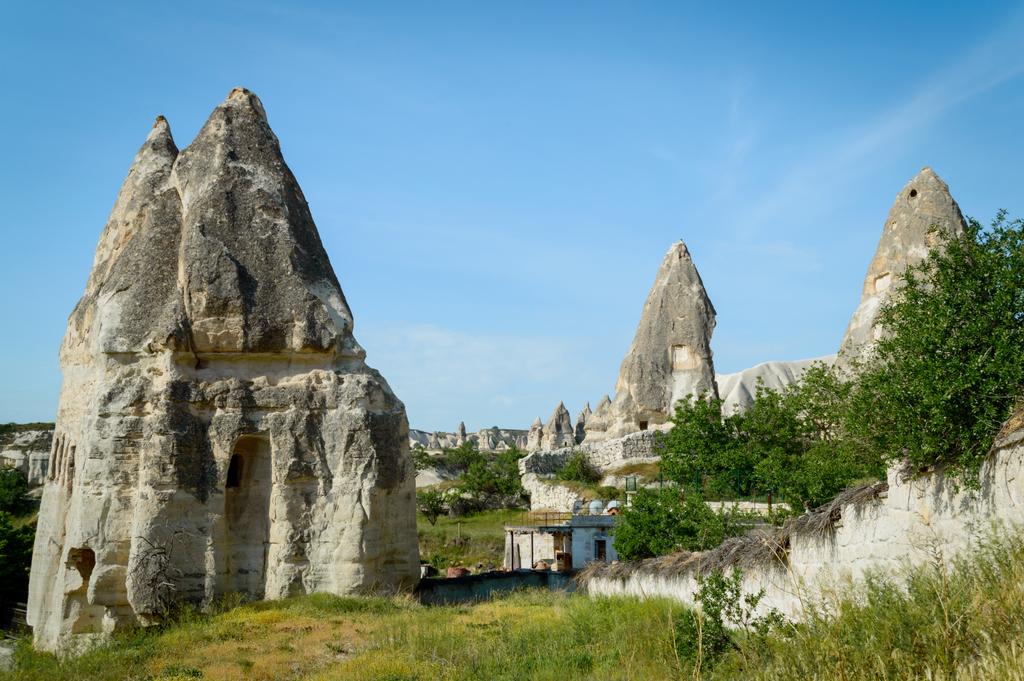 antigas habitações em formações de pedra no vale da Capadócia, Turquia
 - Foto, Imagem