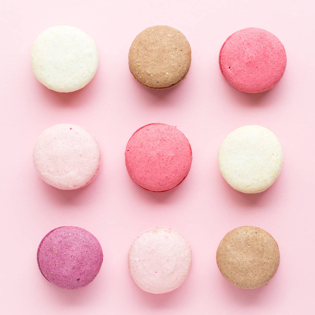 Barevný dort macaron nebo makronky izolované pastelově růžové pozadí. Pohled shora - Fotografie, Obrázek