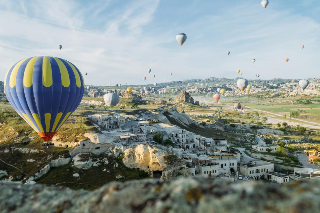 vista frontal de globos aerostáticos volando sobre paisaje urbano, Capadocia, Turquía
 - Foto, Imagen
