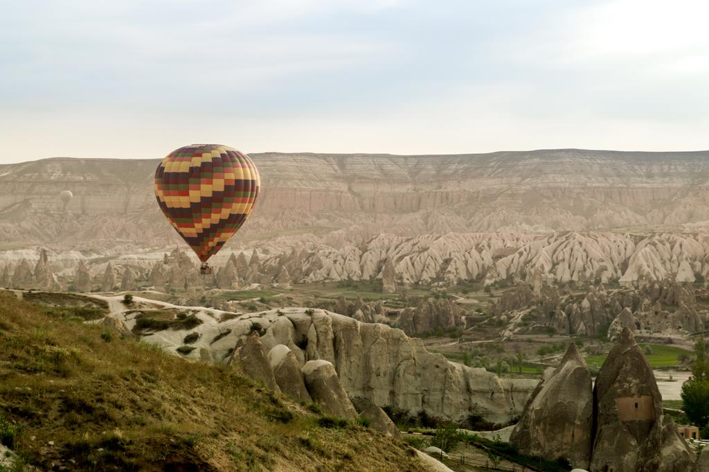 vista panorâmica do balão de ar quente sobrevoando formações de pedra no vale da Capadócia, Turquia
  - Foto, Imagem