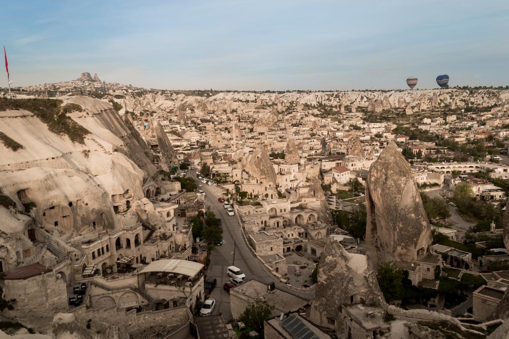 vista aerea di automobili ed edifici da formazioni in pietra in Cappadocia, Turchia
 - Foto, immagini