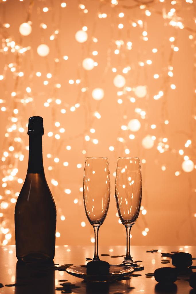 bokeh tarzında şişe şampanya ve boş görünümü kadar yakın gözlük - Fotoğraf, Görsel