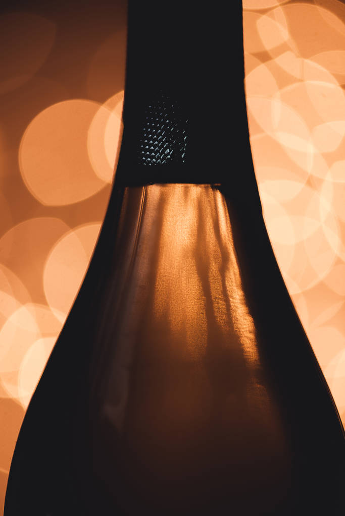 Widok z butelką szampana w stylu bokeh z bliska - Zdjęcie, obraz