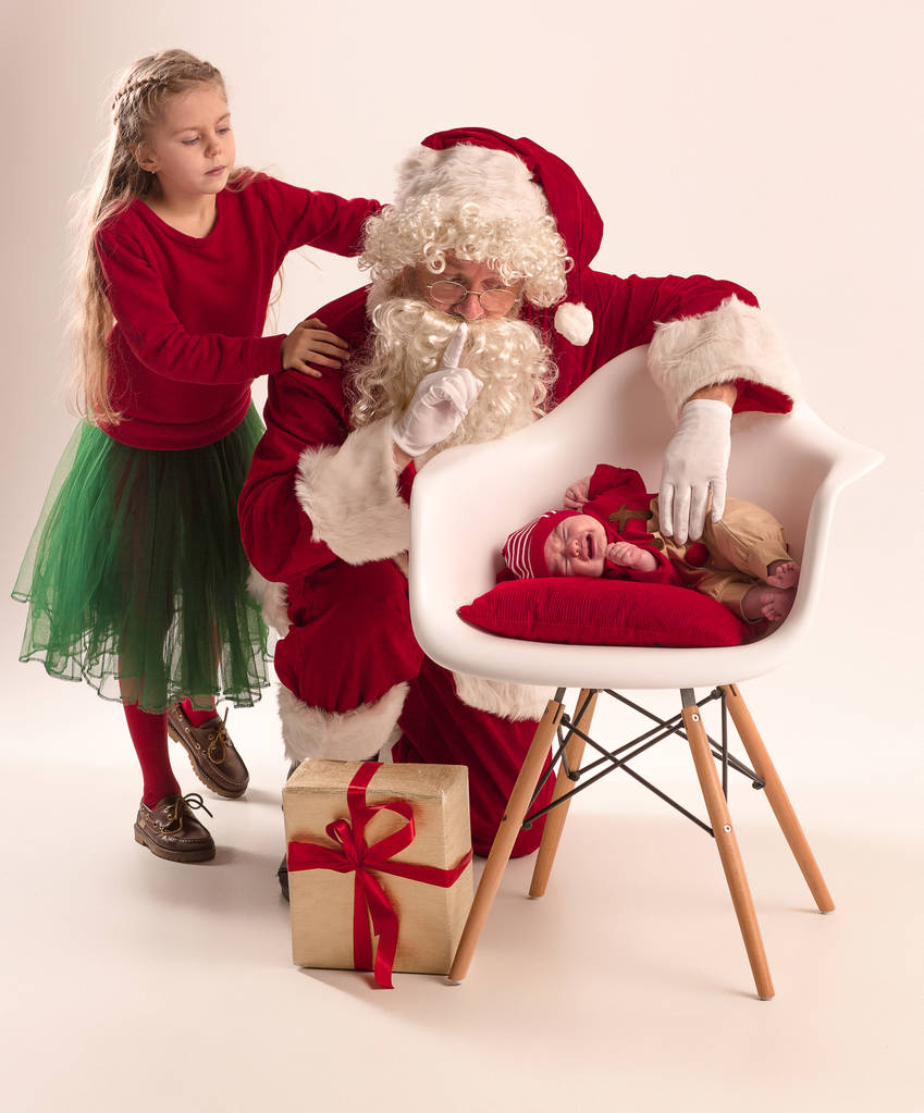Рождественский портрет милой новорожденной девочки, одетой в рождественскую одежду, студийный снимок, зимнее время
 - Фото, изображение