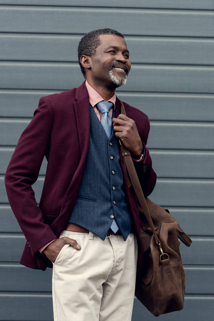 Gelukkig stijlvolle Afro-Amerikaanse man met lederen tas - Foto, afbeelding