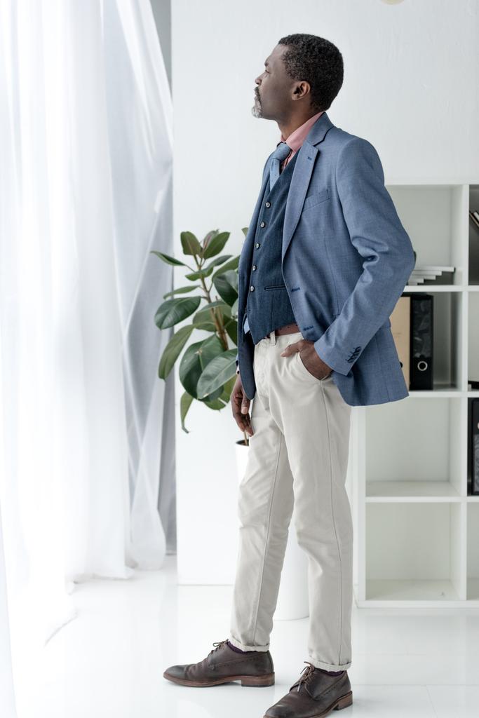 volwassen Afrikaanse Amerikaanse man in stijlvol pak - Foto, afbeelding