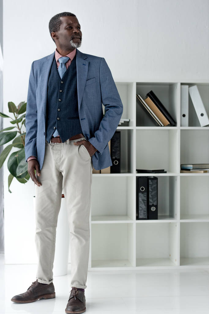 hombre afroamericano maduro en chaqueta azul de moda
 - Foto, Imagen