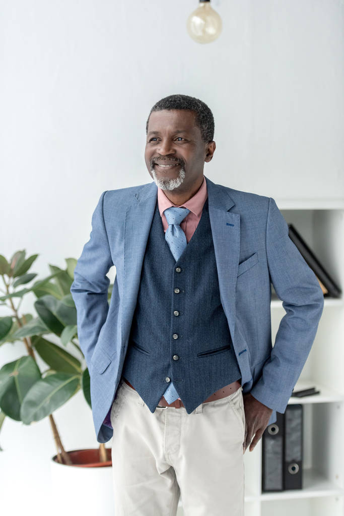homem de negócios americano africano elegante no escritório moderno
 - Foto, Imagem