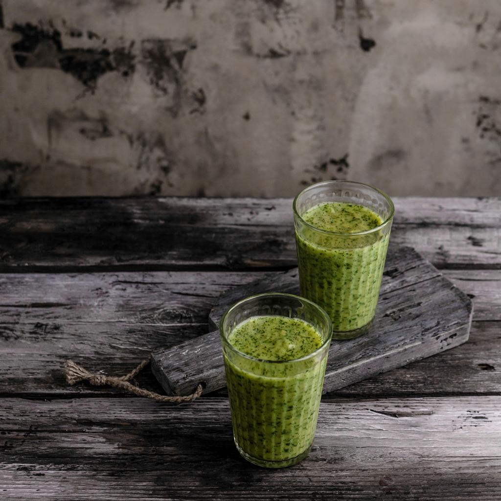 Frullato verde organico in bicchieri sul tavolo di legno
 - Foto, immagini