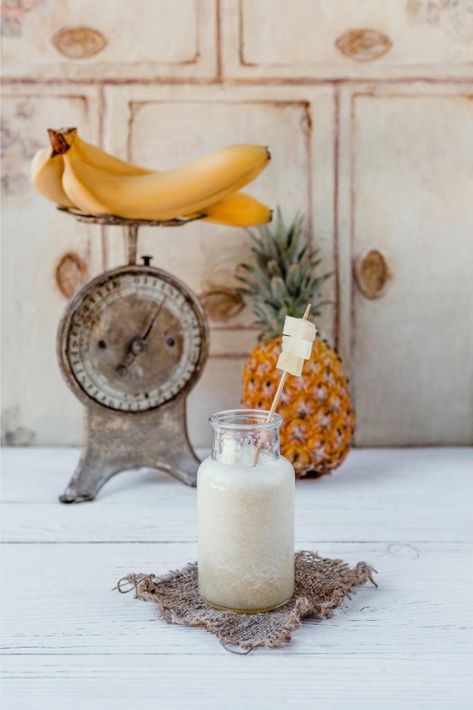 Friss egészséges trópusi smoothie, a fehér asztal - Fotó, kép