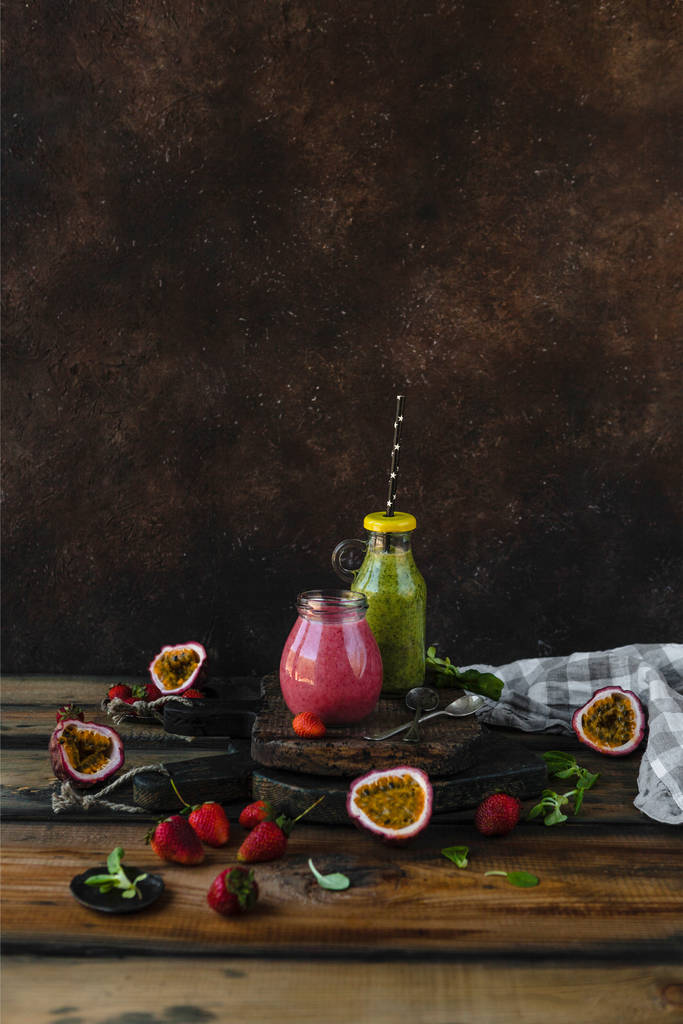 Berry υγιεινά smoothies σε ρουστίκ τραπέζι με φρούτα του πάθους - Φωτογραφία, εικόνα