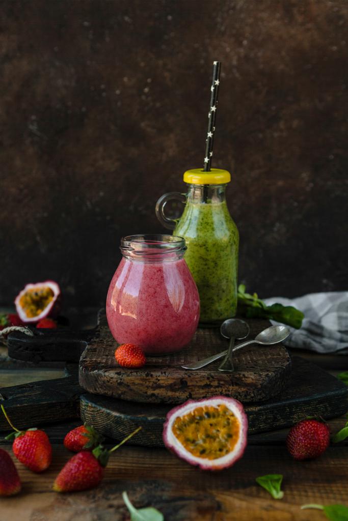 Biologisch fruit smoothie op houten achtergrond met kruiden en bessen - Foto, afbeelding