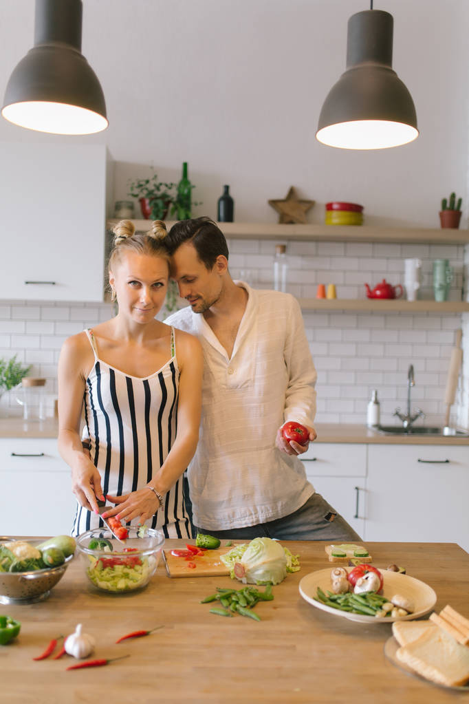 Bild eines schönen verliebten Paares beim Zubereiten des Frühstücks - Foto, Bild