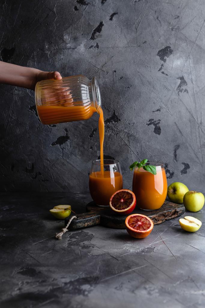 Ręka odlewania zdrowego smoothie z jar w szkle w rustykalnym stylu tabeli - Zdjęcie, obraz