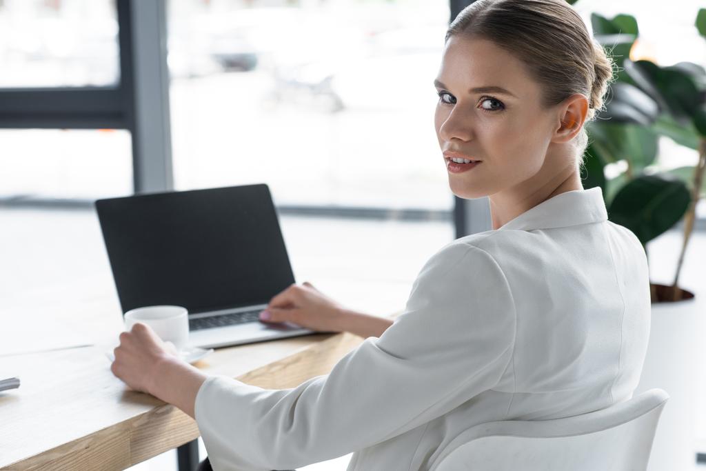 succès jeune femme d'affaires travaillant avec ordinateur portable au bureau moderne
 - Photo, image