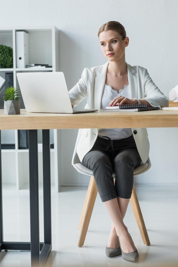 schöne junge Geschäftsfrau arbeitet mit Laptop im modernen Büro - Foto, Bild