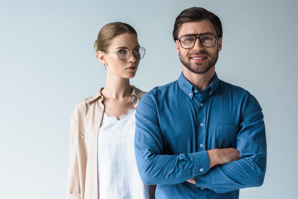 Mann und Frau in stylischer Kleidung und Brille isoliert auf weiß - Foto, Bild