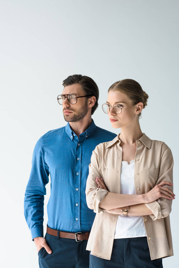 jonge man en vrouw in stijlvolle kleding en bril geïsoleerd op wit - Foto, afbeelding