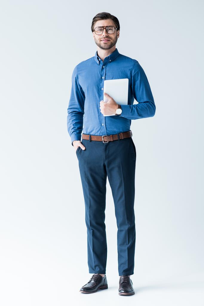 Gelukkig jongeman in stijlvolle kleding met tablet op wit - Foto, afbeelding