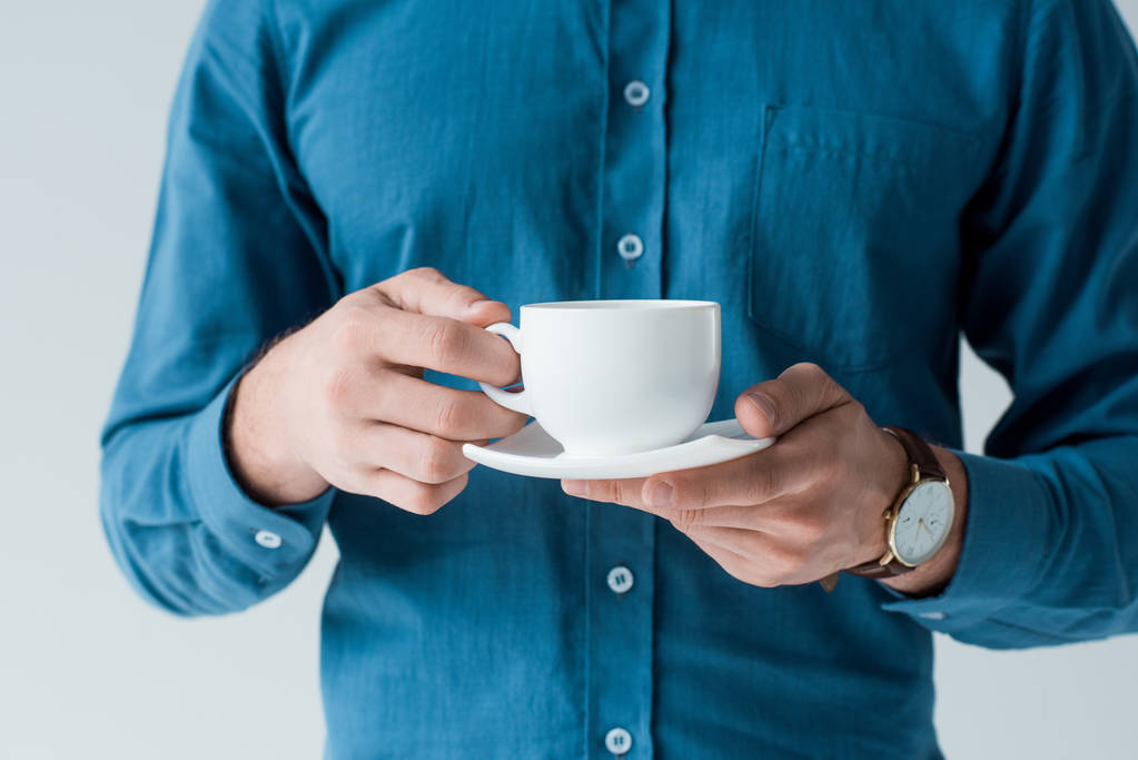 tiro recortado de hombre con taza de café aislado en blanco
 - Foto, Imagen
