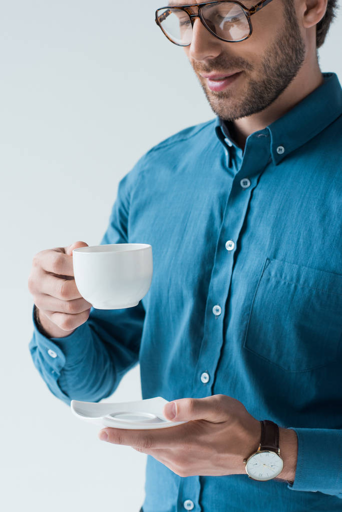 glücklicher junger Mann mit Tasse Kaffee isoliert auf weiß - Foto, Bild