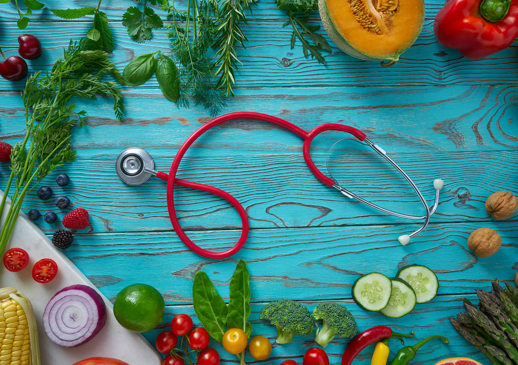 Alimentation saine légumes pour la santé du cœur sur fond turquoise en bois
 - Photo, image
