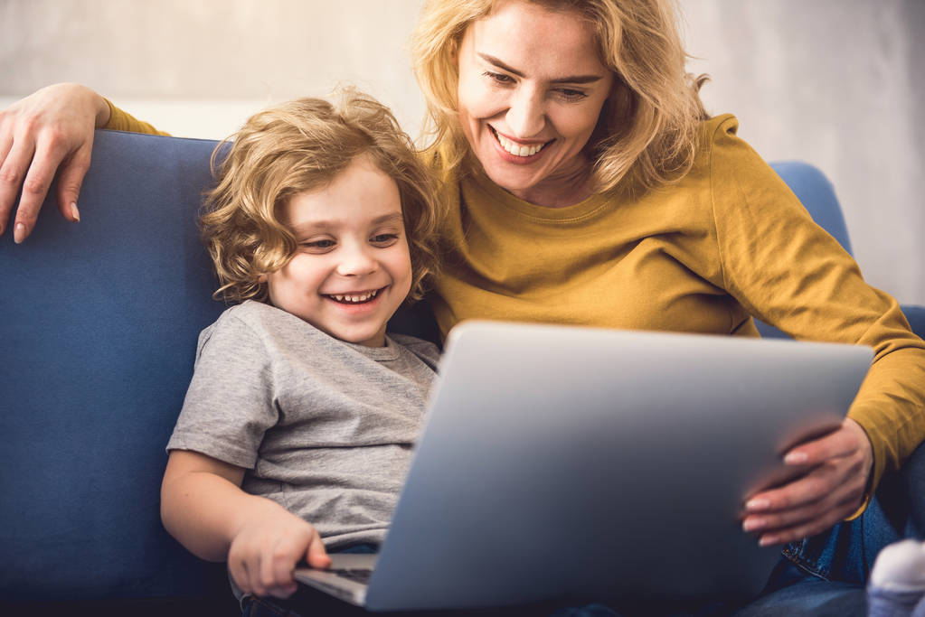 Wesoły matki, ciesząc się, wykorzystując komputer z synem - Zdjęcie, obraz