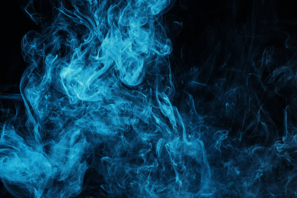 fumo mistico blu su sfondo nero
  - Foto, immagini