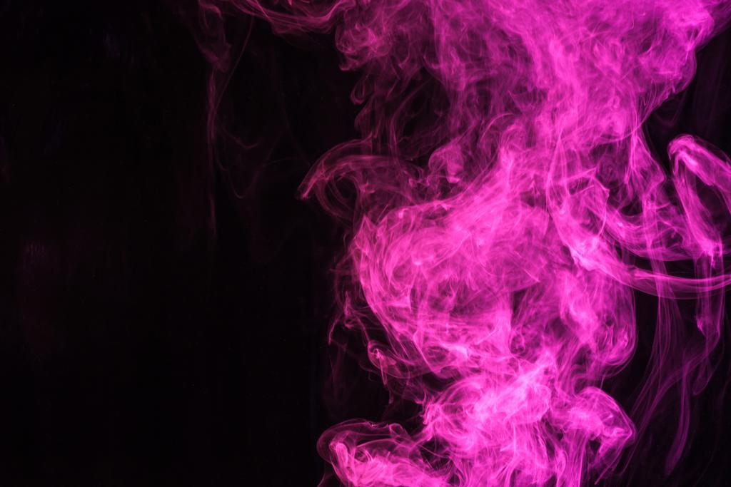 siyah arka plan üzerine mistik pembe duman - Fotoğraf, Görsel