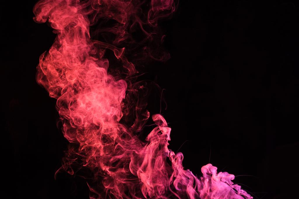 розовый духовный дымный вихрь на черном фоне с копировальным пространством
 - Фото, изображение