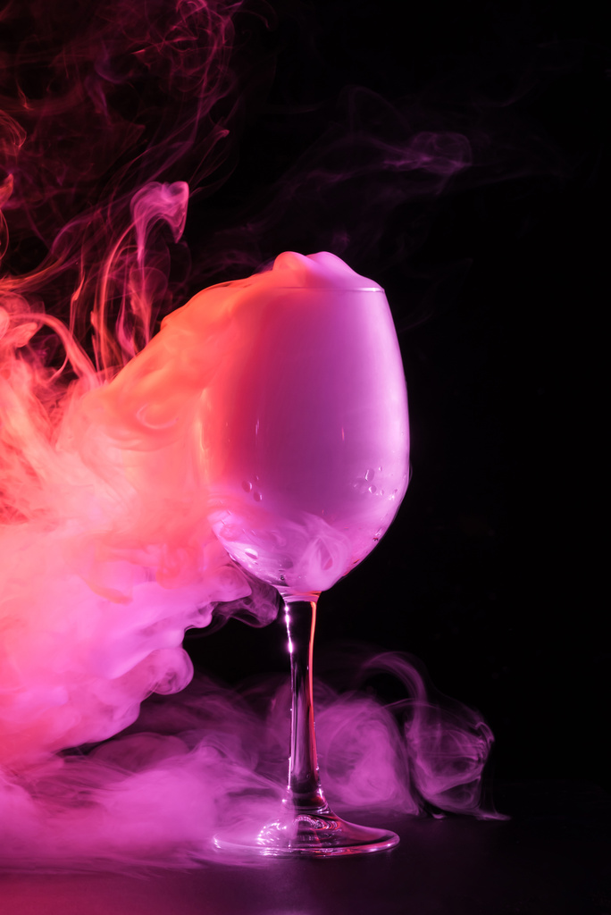 вихрь розового дыма в стекле на черном фоне
 - Фото, изображение