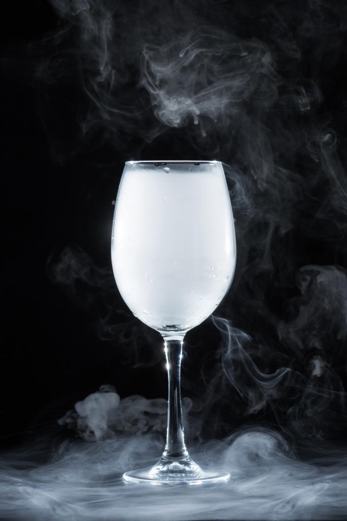 sklenici s bílý kouř na černém pozadí - Fotografie, Obrázek