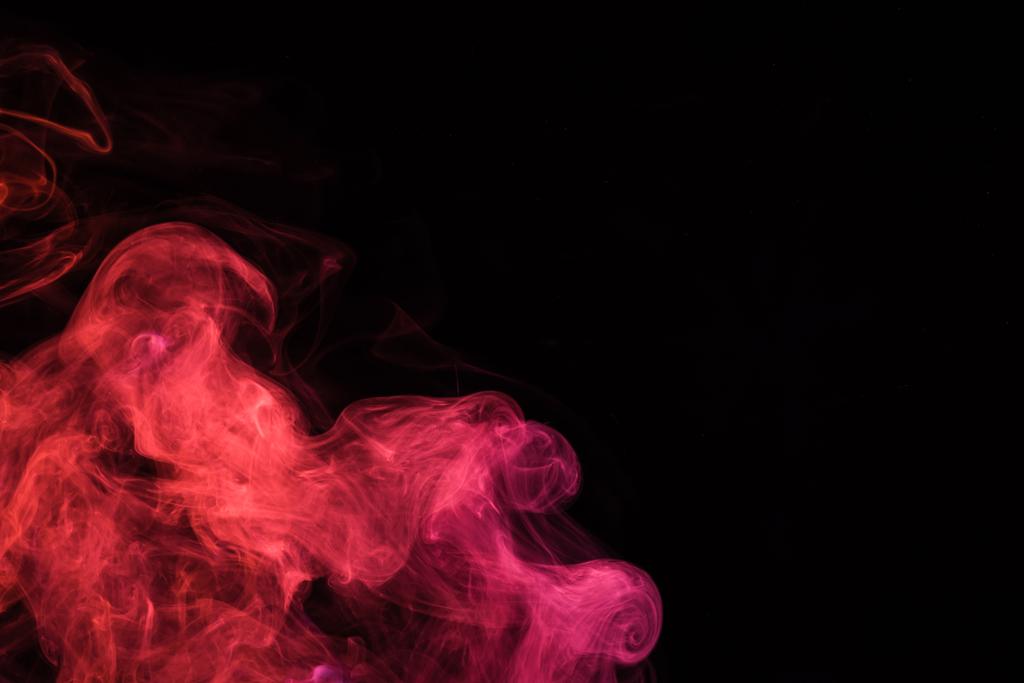 zwarte achtergrond met roze mystieke rook  - Foto, afbeelding