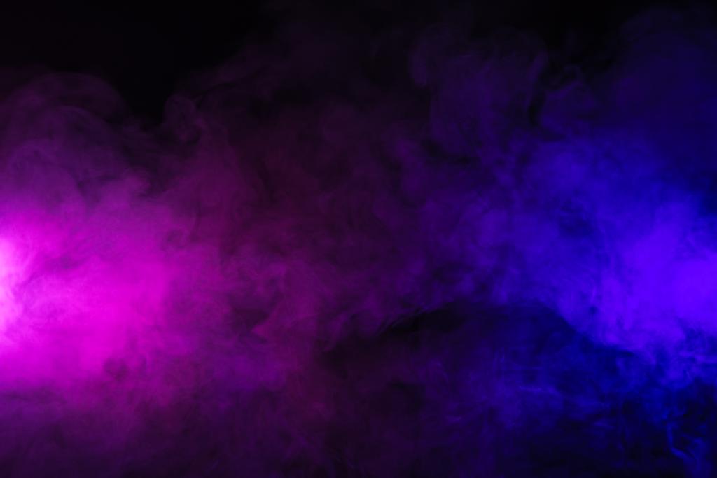 roze en paars rook op abstracte zwarte achtergrond - Foto, afbeelding