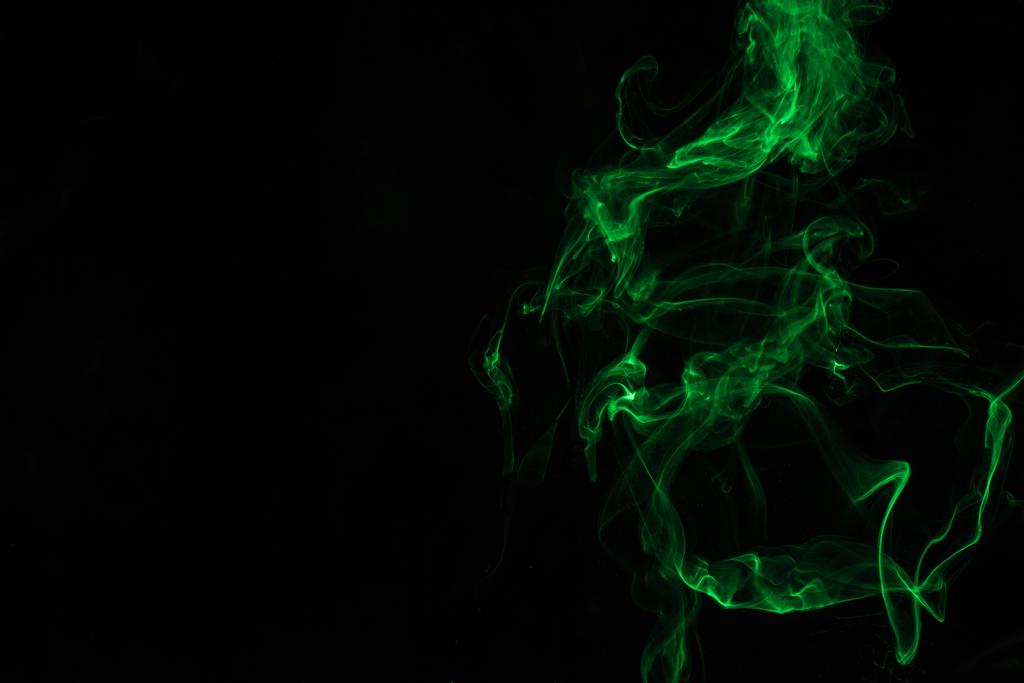 grüner Rauch auf schwarzem Hintergrund mit Kopierraum - Foto, Bild