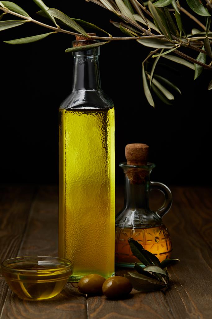 lahve s olivovým olejem na dřevěné stolní - Fotografie, Obrázek