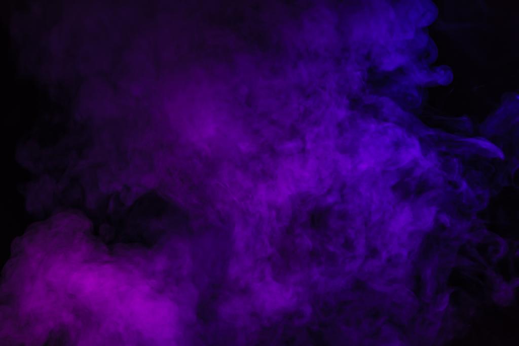 yaratıcı siyah arka plan ile mor duman   - Fotoğraf, Görsel