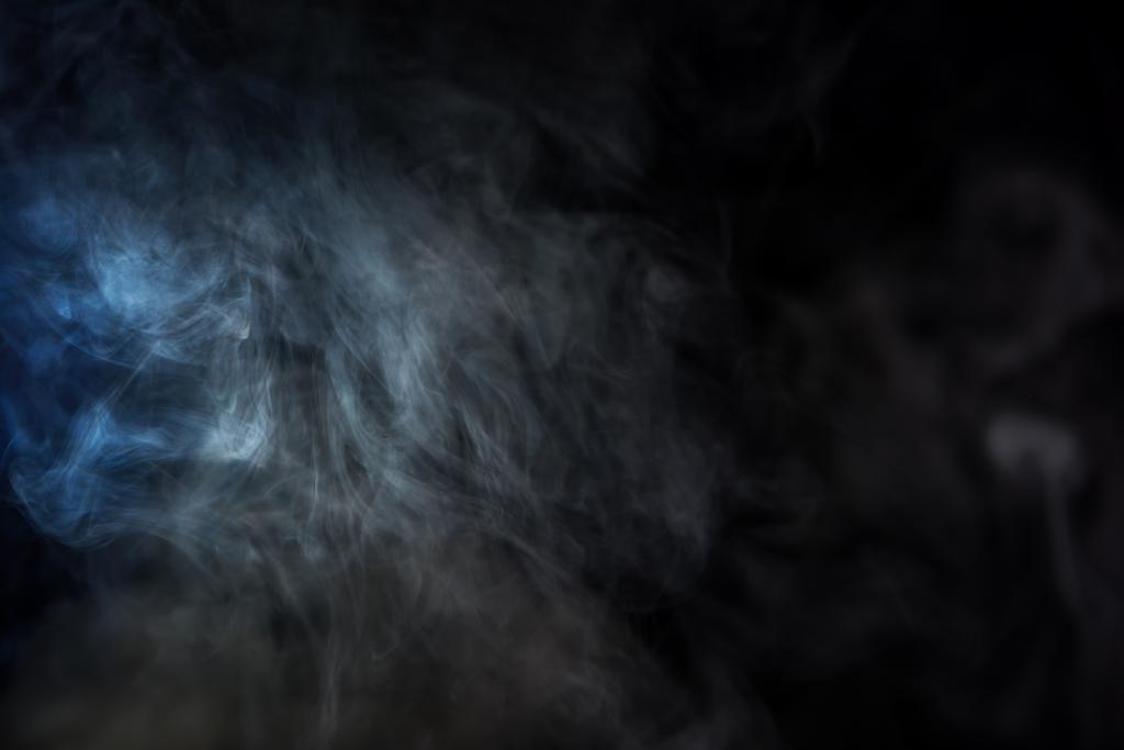 灰色のタバコの煙が黒の背景に 青色 ロイヤリティフリー写真 画像素材
